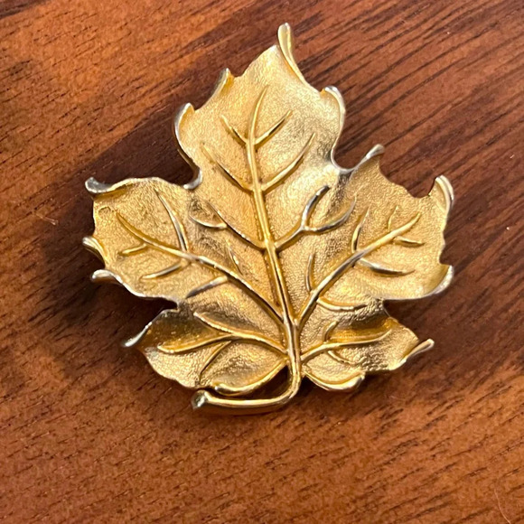 Vintage Leaf Brooch Gold Tone - Picture 1 of 2